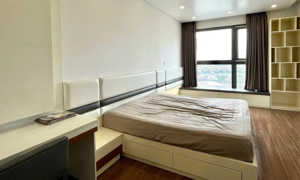 Cho thuê căn hộ Pearl Plaza 3 phòng ngủ view sông L81 lầu cao có nội thất