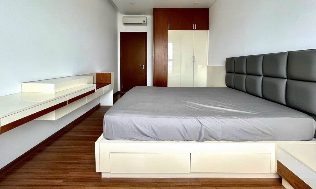 Cho thuê căn hộ Pearl Plaza 3 phòng ngủ view sông L81 lầu cao có nội thất